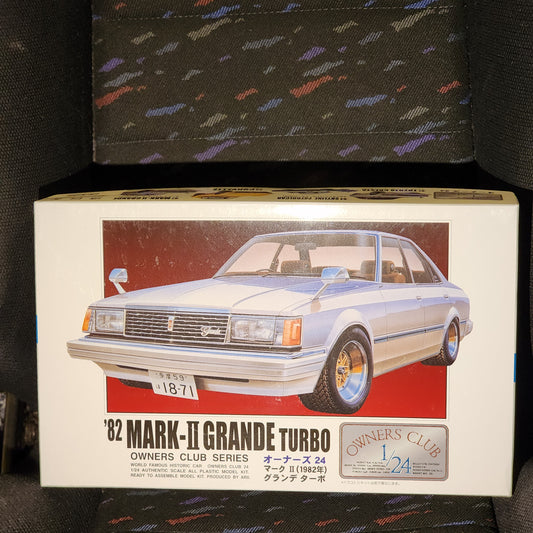 Arii Owners Club 1982 Toyota Mark II 1/24 Scale Kit